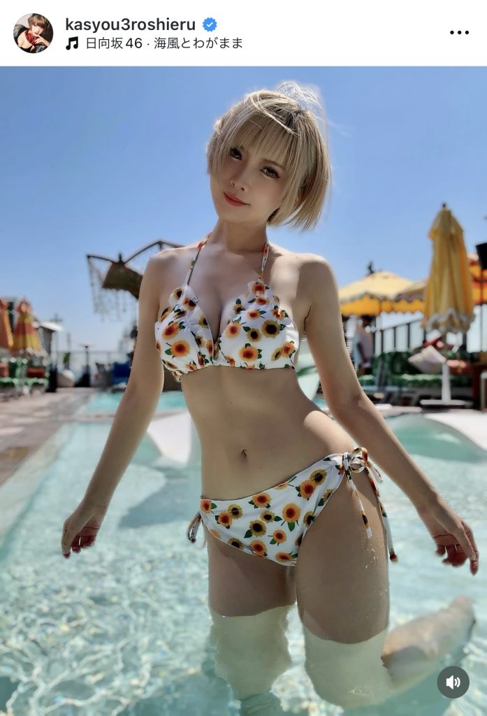 太陽の下、眩し過ぎるビキニ姿を披露