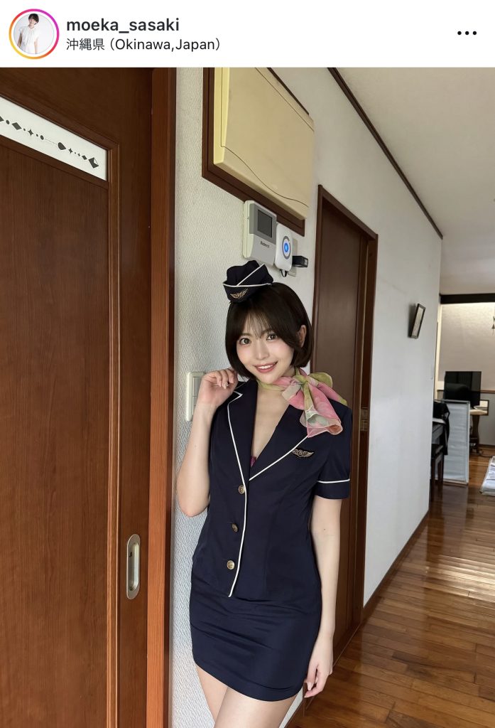 佐々木萌香がキュートでセクシーなCA姿を披露