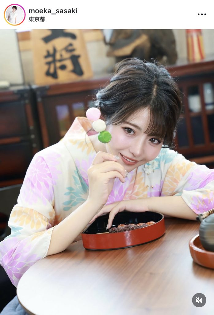 団子を手に笑顔を見せる