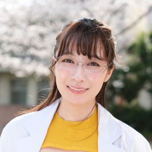 デビュー10年…グラビアアイドル紺野栞、美谷間チラりな白衣姿披露