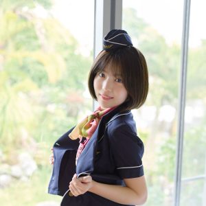 “あざとかわいいグラドル”佐々木萌香、大人かわいいCAさんスタイルから展開