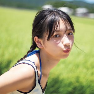 一ノ瀬瑠菜、海水浴デートグラビア…『週刊少年マガジン』表紙を飾る