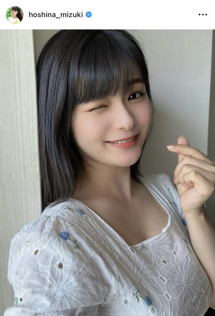 ファンへ指ハートを送る星名美津紀