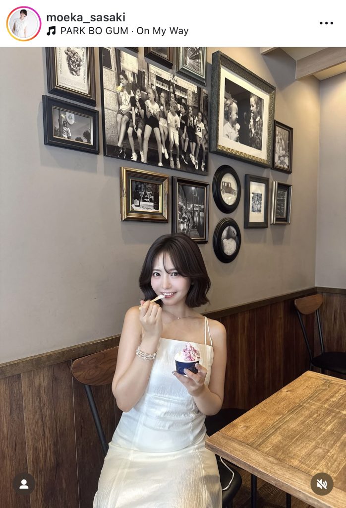 アイスを食べてニッコリ