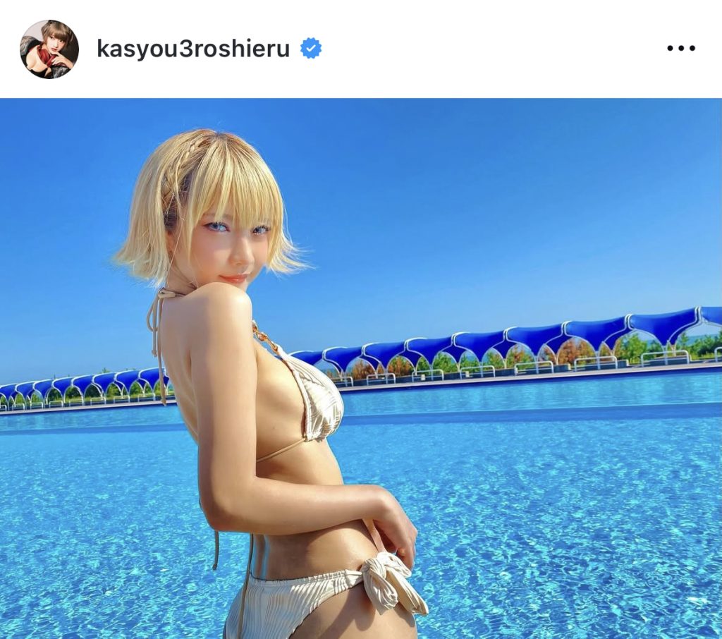 プールでビキニ姿を披露