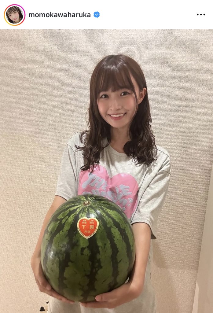 スイカを抱えてニッコリ