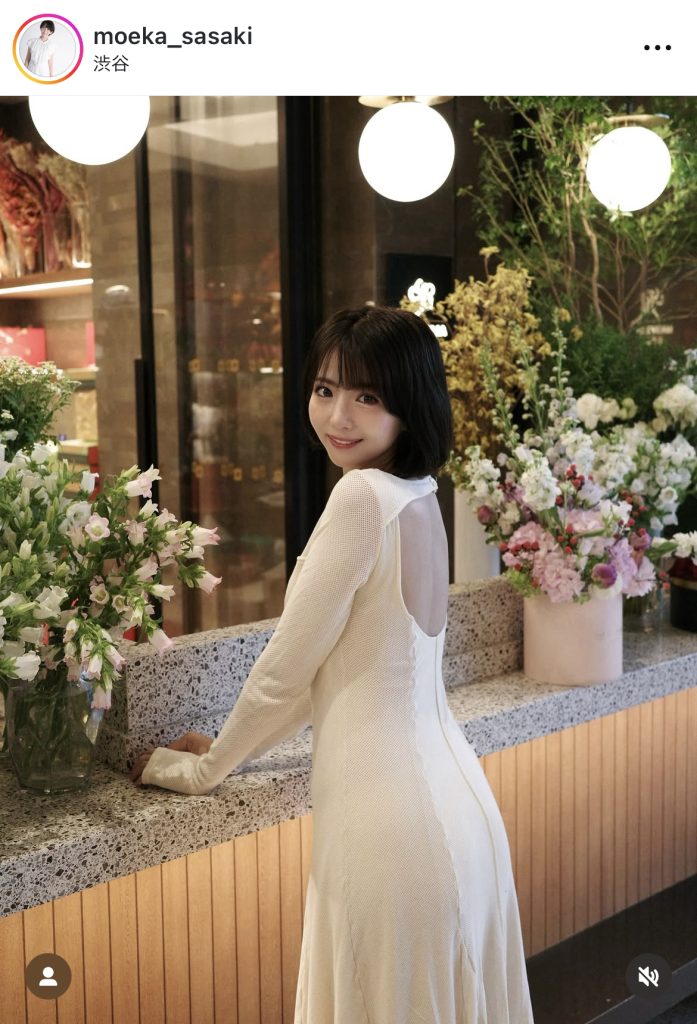 純白ワンピースで清楚なお嬢さま感を見せる