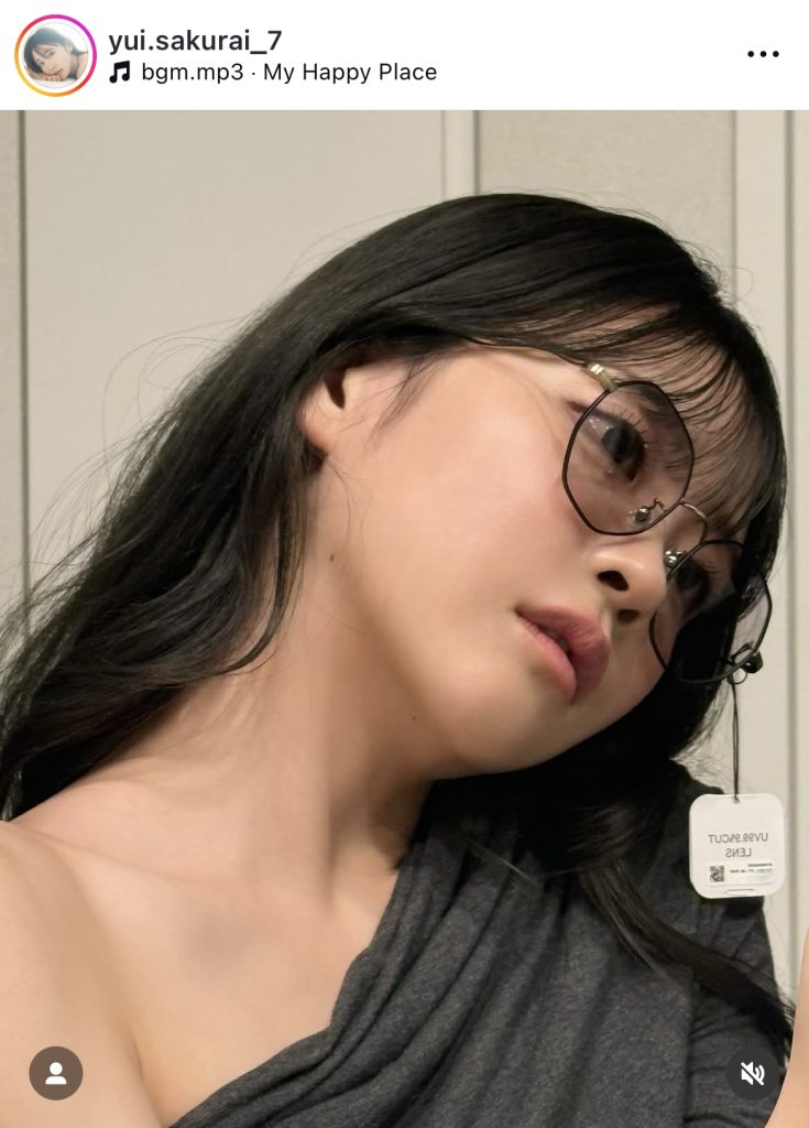 「きりちゃんが作ったZoffのメガネかわいい〜」と、CANDY TUNE・桐原美月のメガネを掛ける