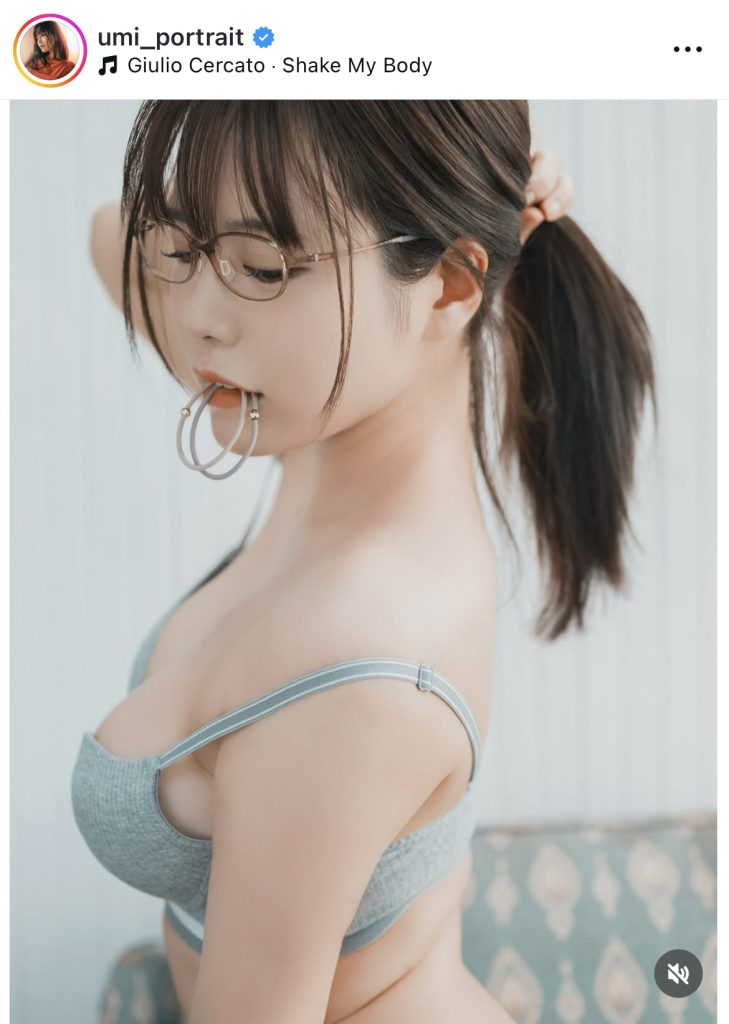 ランジェリー姿で髪ゴムをくわえる東雲うみにドキッ