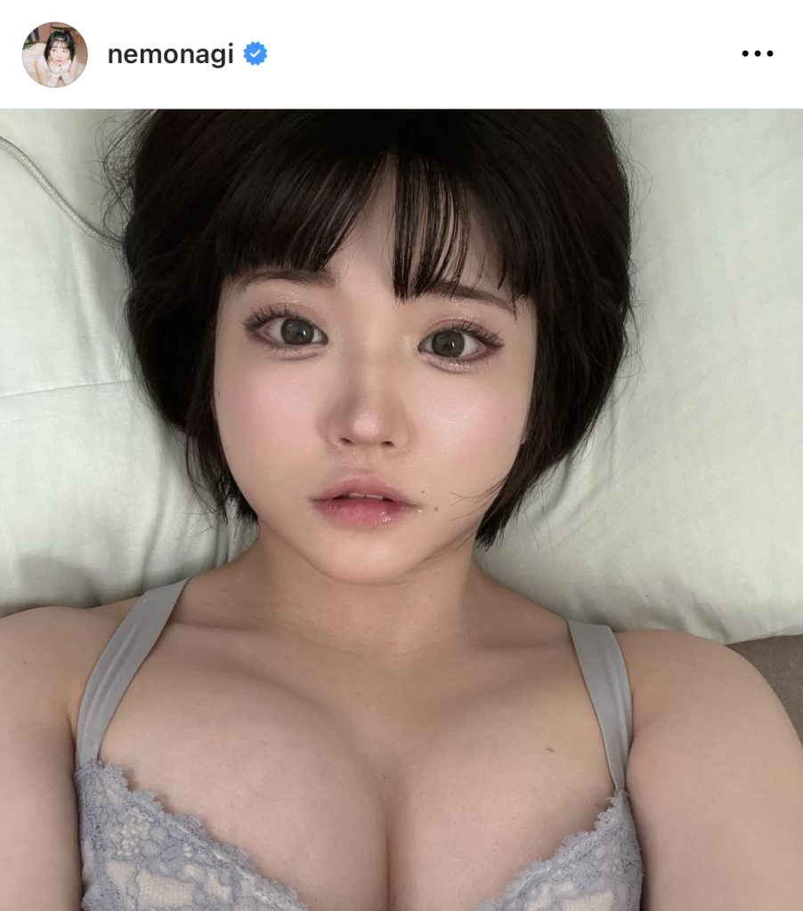 グラビア撮影でさまざまな表情を見せてくれる