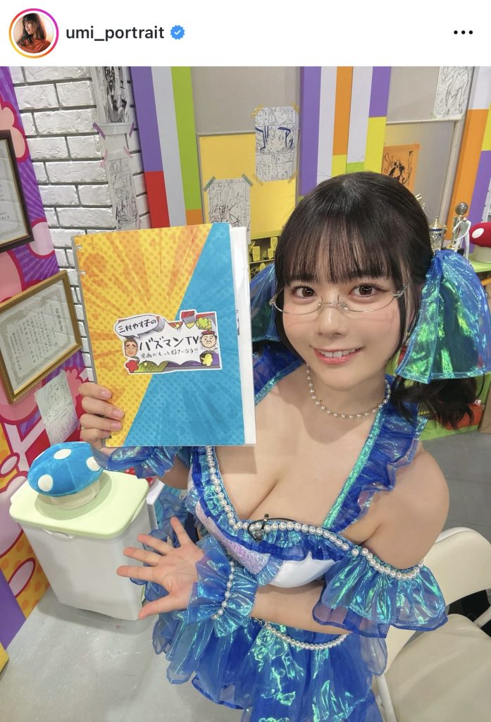 かわいらしい衣装で谷間を強調