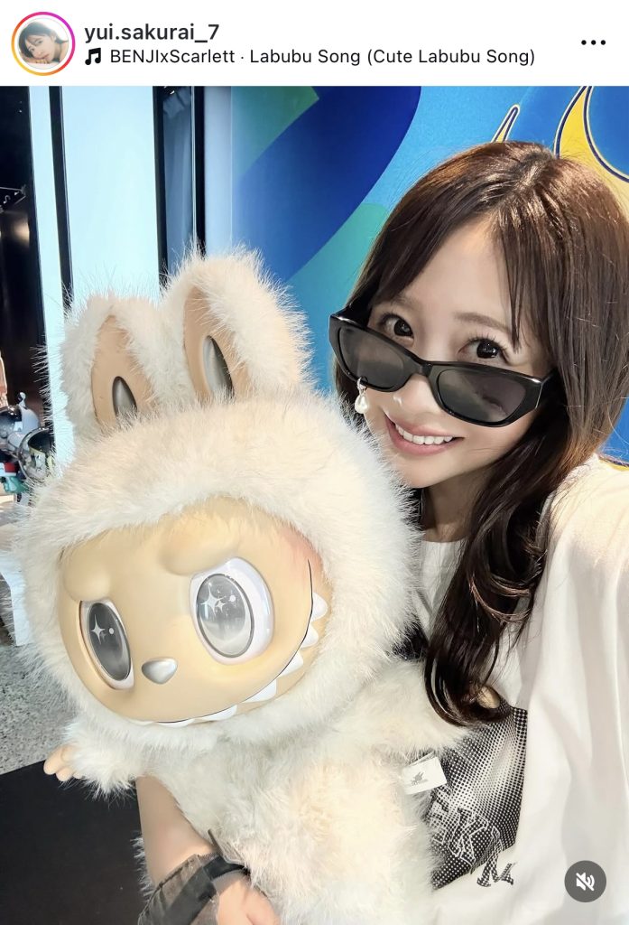 ラブブと会ってご機嫌な櫻井優衣