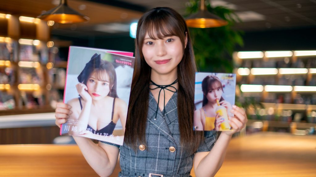 1st写真集『なんとかなるなる』を発売する川越紗彩、左手に持っているのがアクリルフォトプレート