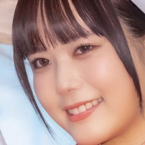 東雲うみ、太ももが眩しいミニスカ×メガネっ娘姿にファン歓喜「オシャレな眼鏡」「とても似合ってます」