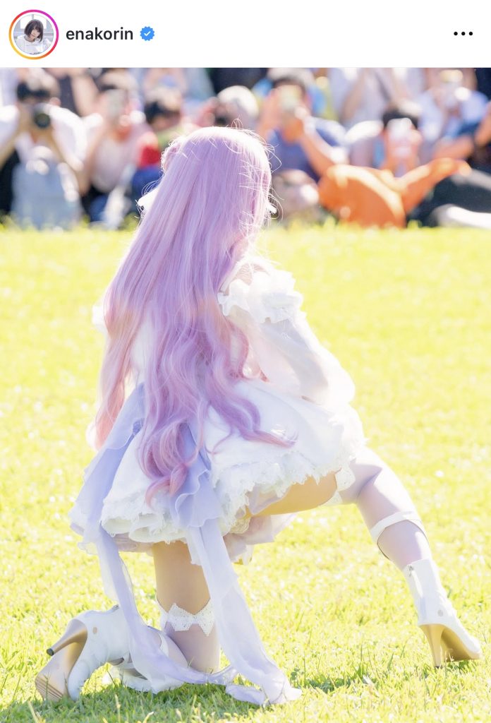 後ろ姿も完璧なドロシーのコスプレ