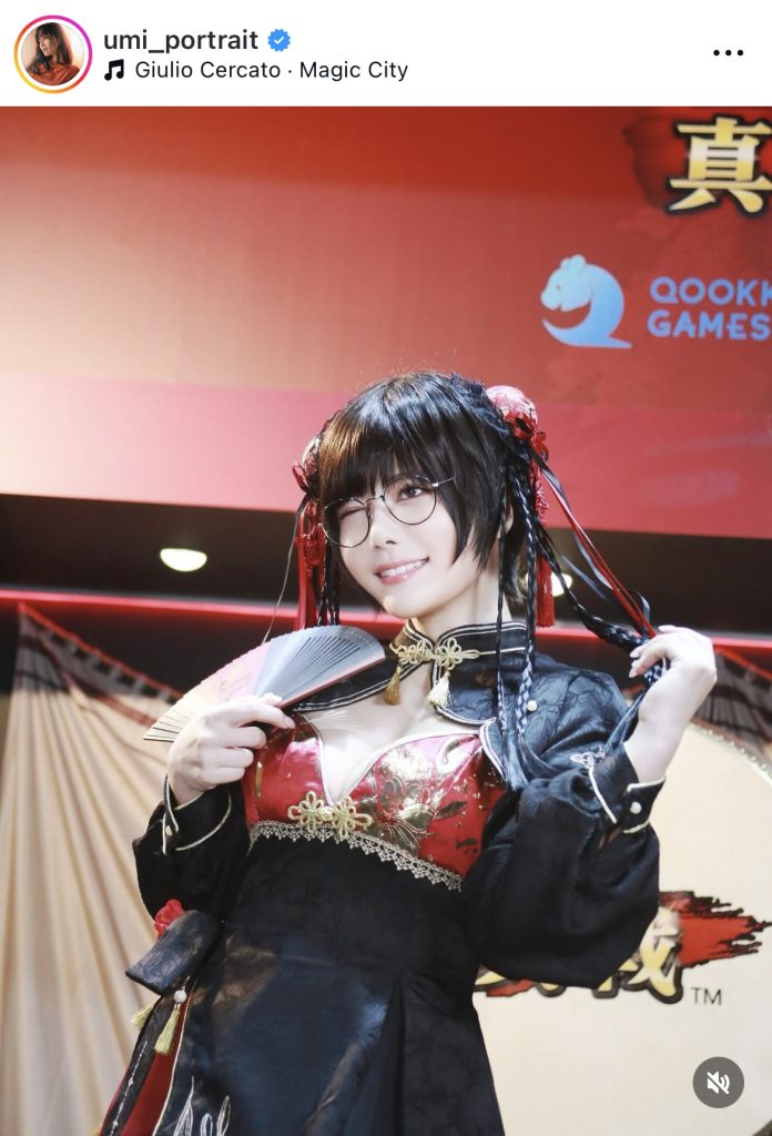 詰め掛けたファンに目線を送る