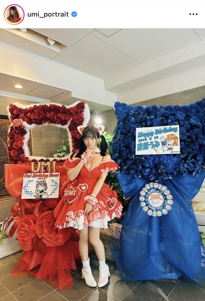 フラワースタンドに挟まれて決めポーズ