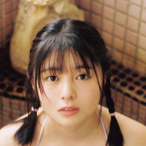 頓知気さきな、お下げ姿でレトロなお風呂に…美少女感あふれる新カット解禁