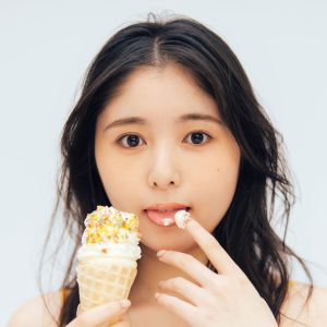 頓知気さきなフォトスタイルブックよりソフトクリームを手にした舌ペロショット解禁