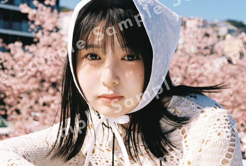 頓知気さきなフォトスタイルブック『また明日！』特典ポストカード4／桜の木の前で、バブーシュカをして