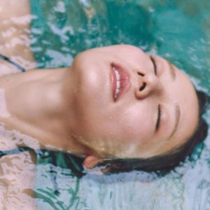 日向坂46河田陽菜、大人な表情のブラックビキニショット解禁