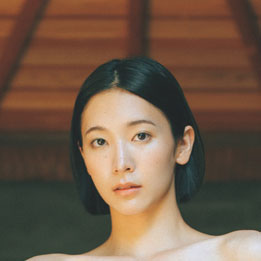 『仮面ライダーゼッツ』レギュラー出演の美女、美腹筋あらわ…初の温泉グラビアに挑戦