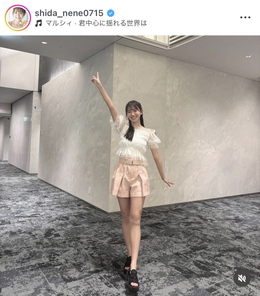 ショートパンツで美脚を披露