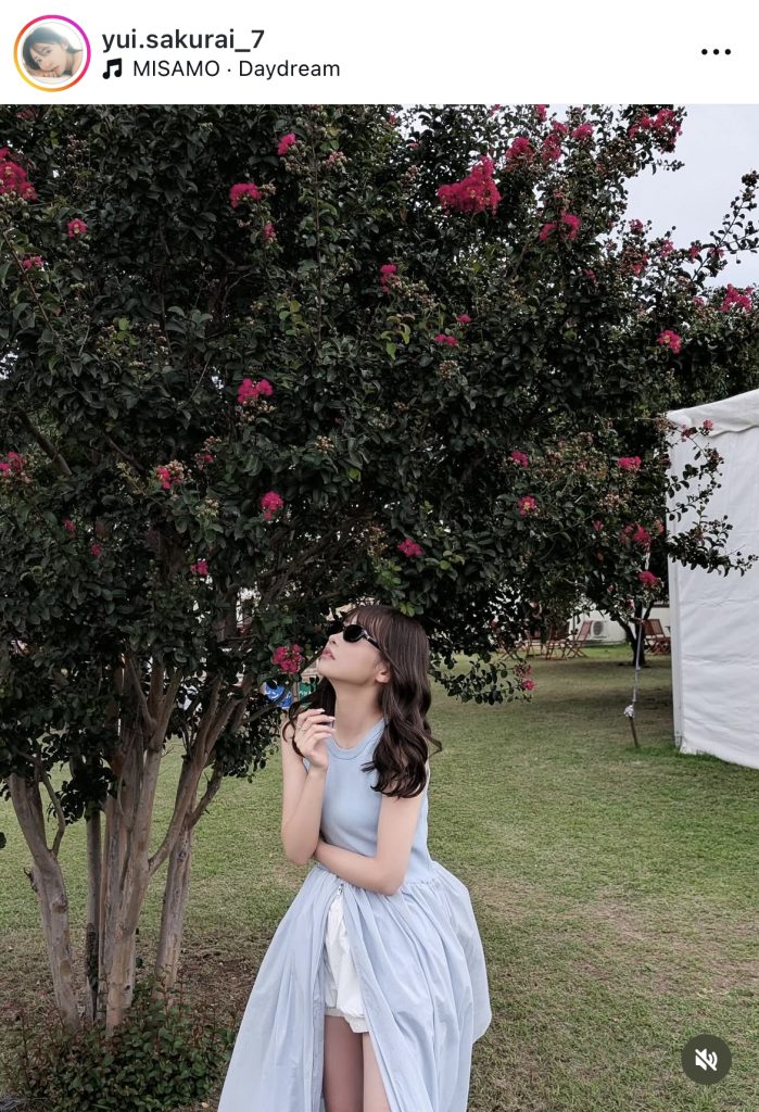 空を見上げる櫻井優衣