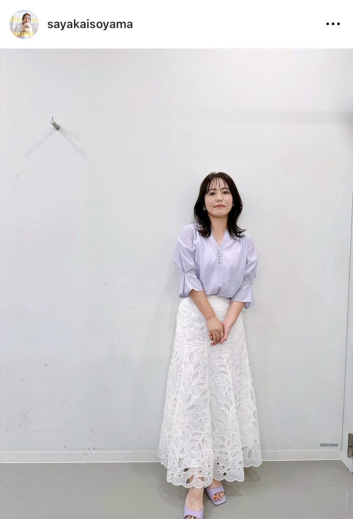 薄紫のブラウスと純白ロングスカートが似合う1枚