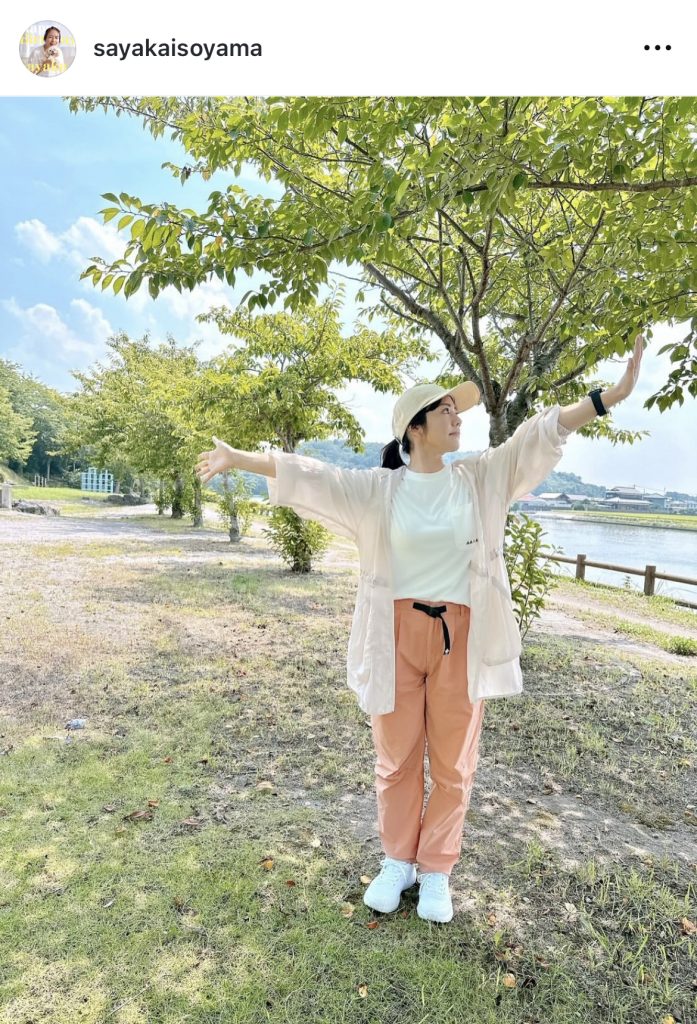 スポーティなTシャツ＆パンツスタイル