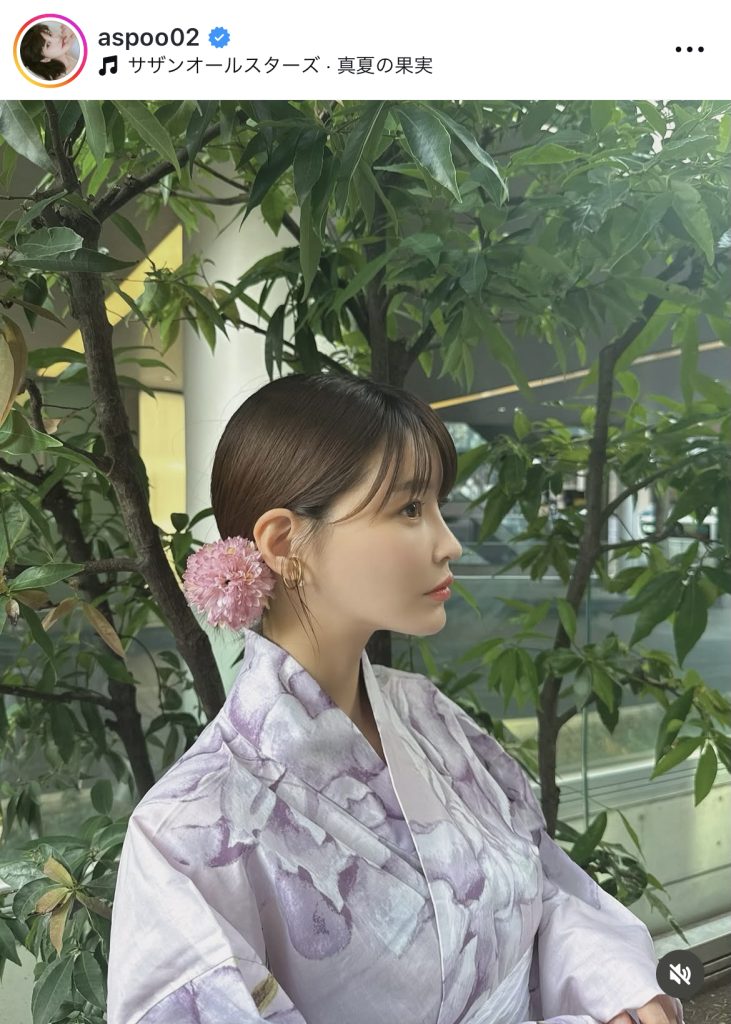 涼しげな浴衣姿と美しい横顔を披露