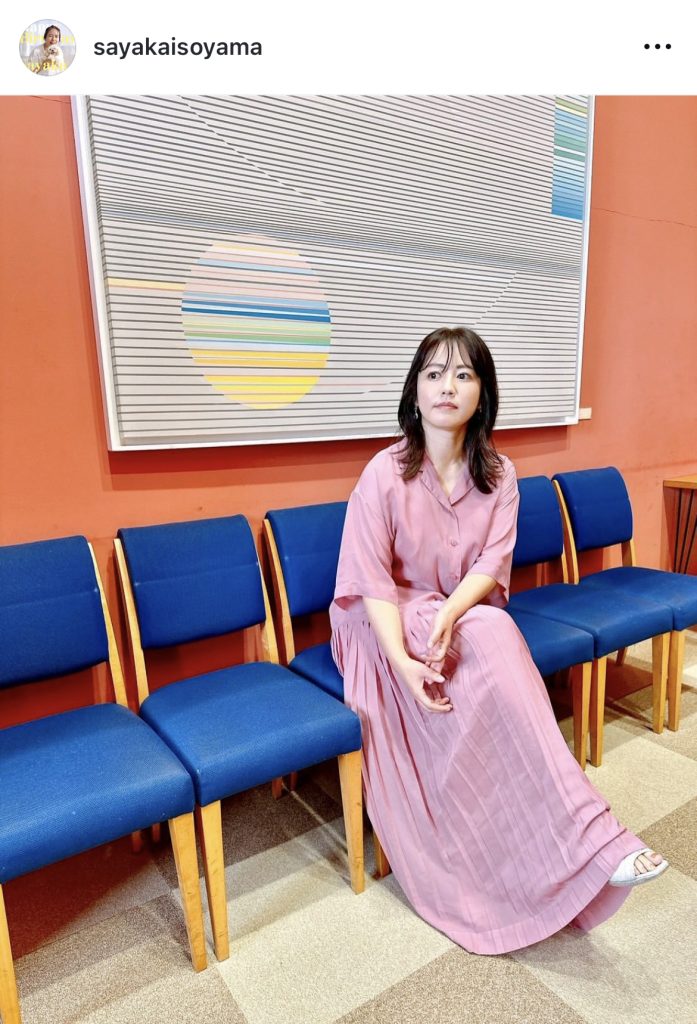 茨城トークショーでは、薄いピンクのワンピース姿を見せる