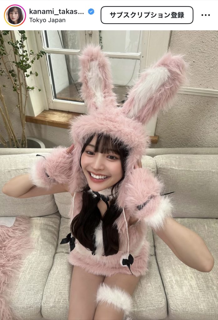 ウサ耳を着けてニッコニコの高崎かなみ