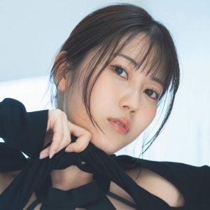 奇抜な衣装を着こなす…伊織いお、約1年ぶり『週プレ』に登場