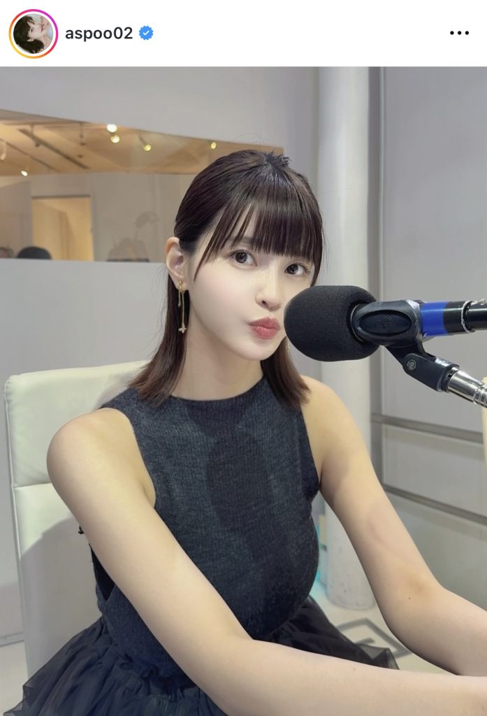 大人っぽい黒ワンピでラジオ収録で臨む