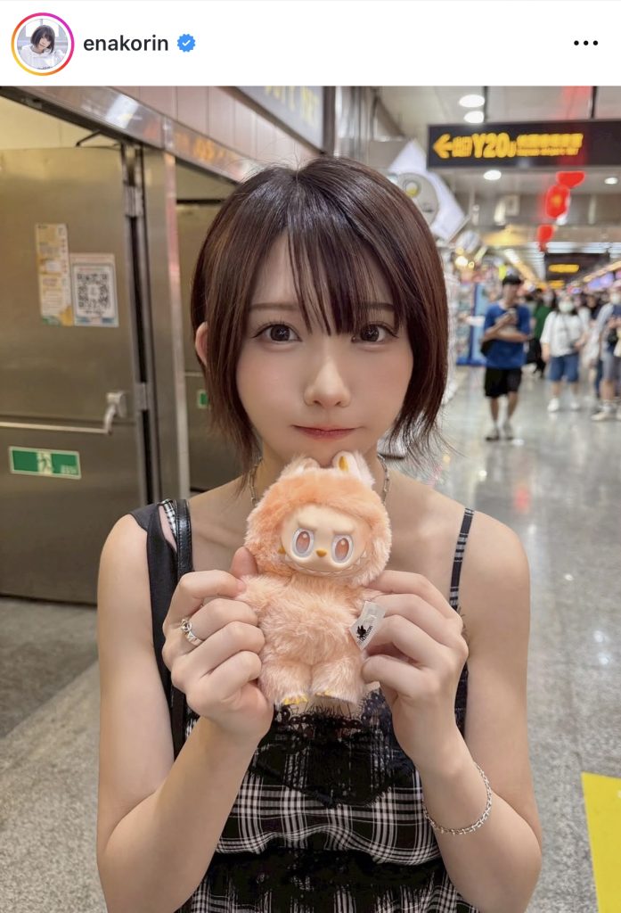 念願の「ラブブ」を手に入れて記念撮影