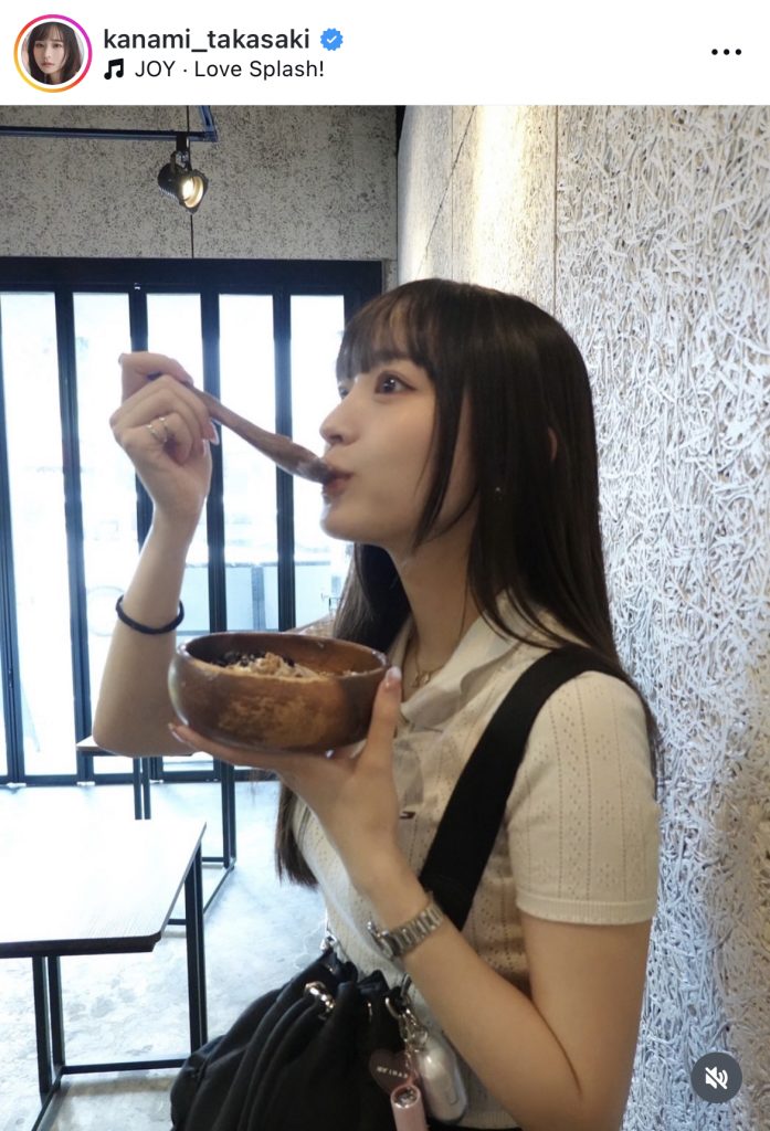 うれしそうにアサイーボウルを食べる