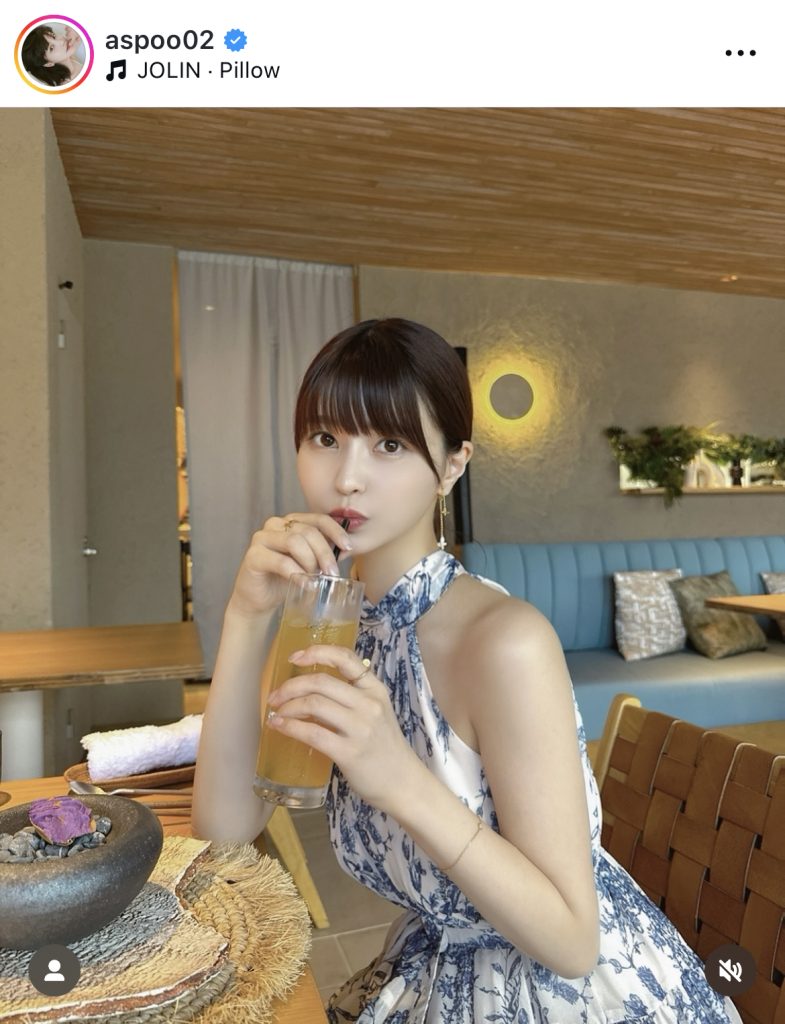 岸明日香が沖縄・宮古島を訪れた際の涼しげなワンピース姿を披露