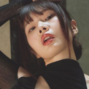 特殊な衣装で魅せる…白川のぞみ『週プレ』初登場