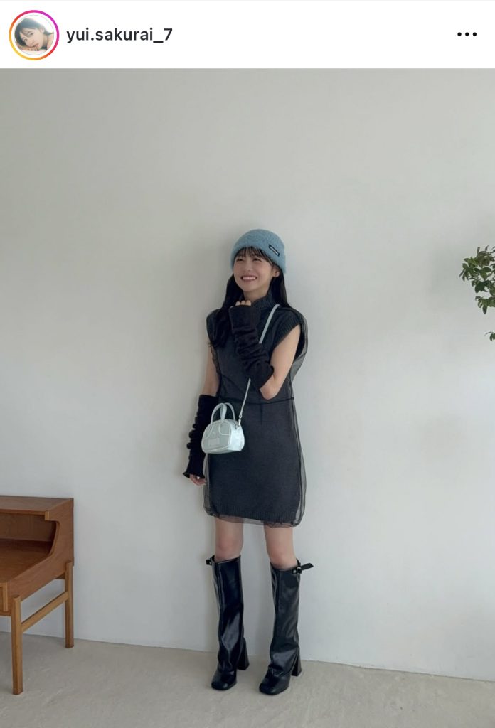 撮影で弾ける笑顔を見せる