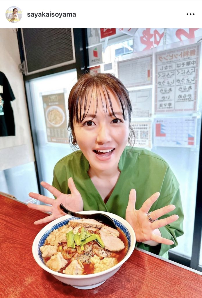 磯山さやかがBS-TBS「ラーメンを食べる。」での衣装姿＆ラーメンとのツーショットを披露