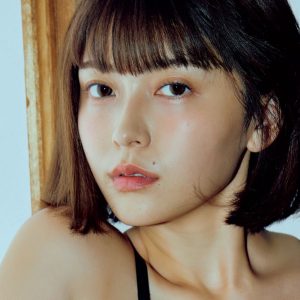 グラビア再始動…4種の水着でグラマラスなスタイルを披露