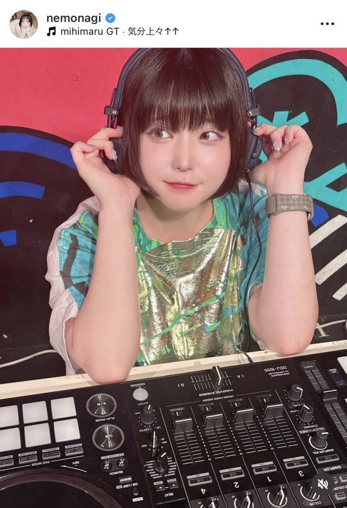 DJブースで楽しそうな根本凪