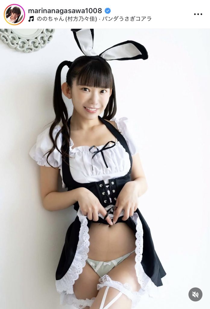 スカートをめくり上げる大胆なウサ耳メイド