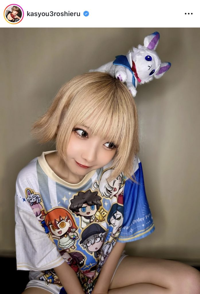 「Fate/Grand Order」のキャラクター・フォウを頭にのせてご機嫌