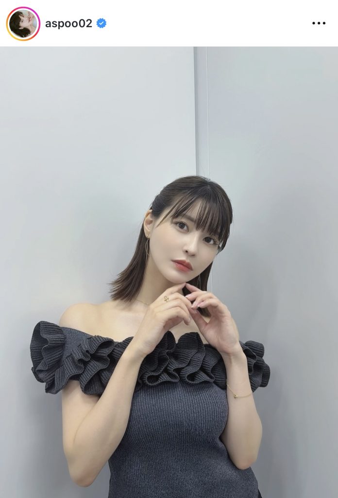 肩出しの衣装がとてもセクシー