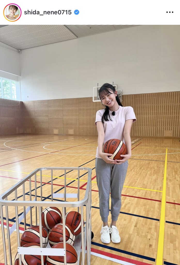 大学の体育館でのスポーティーな志田音々