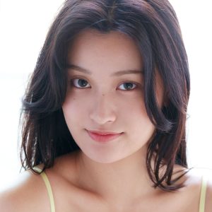 高身長の超絶スタイルが映える…お色気ムンムンの夜ベッドがお似合いな1st DVD