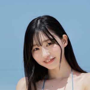 ピュアでナチュラルで…ゼロイチ美女が色鮮やかなスカイブルーの三角ビキニ姿を披露