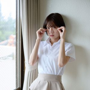 会社員とグラドル二刀流、興奮の夜ベッドでメガネを外して本気モード